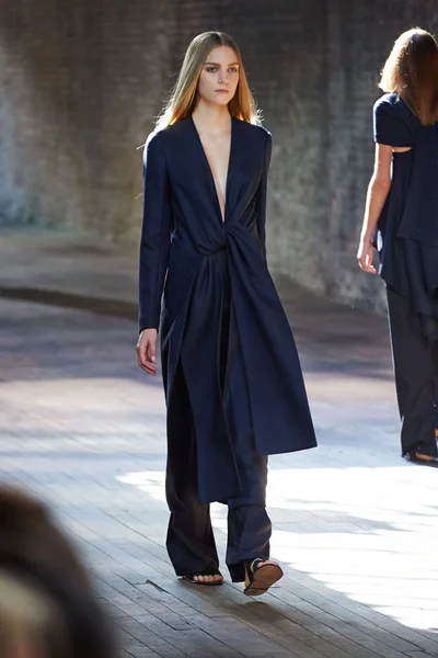 Look 11